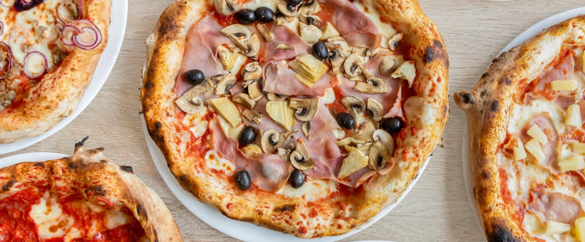 Pizza Bianca mit Oliven und Kirschtomaten